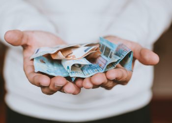 darowizna pieniadze dlonie