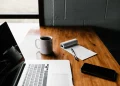 biurko laptop dlugopis kartka kawa